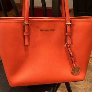Michael kors medium carryall tote